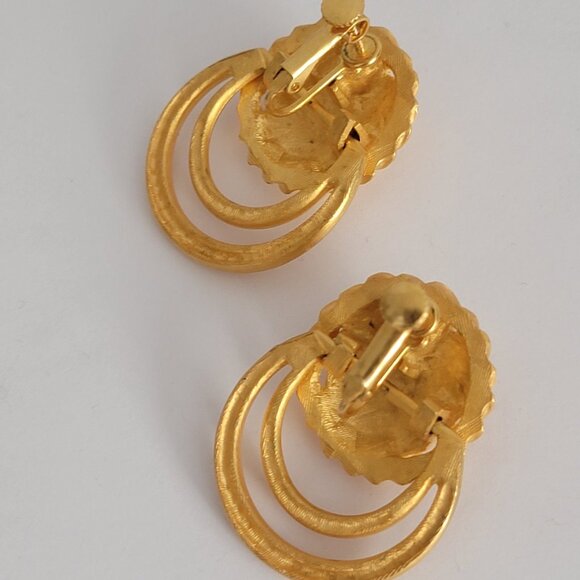 Vintage Goldtone Lion Door Knocker Style Screw-back Earrings - Picture 7 of 10